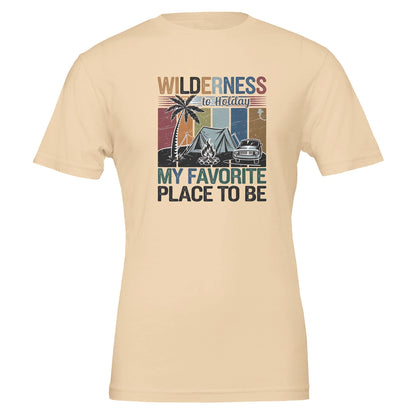 Beiges Premium Wilderness T-Shirt mit Vintage-Camping-Design und Schriftzug "My Favorite Place to Be" in Unisex-Passform aus weicher, nachhaltiger Baumwolle