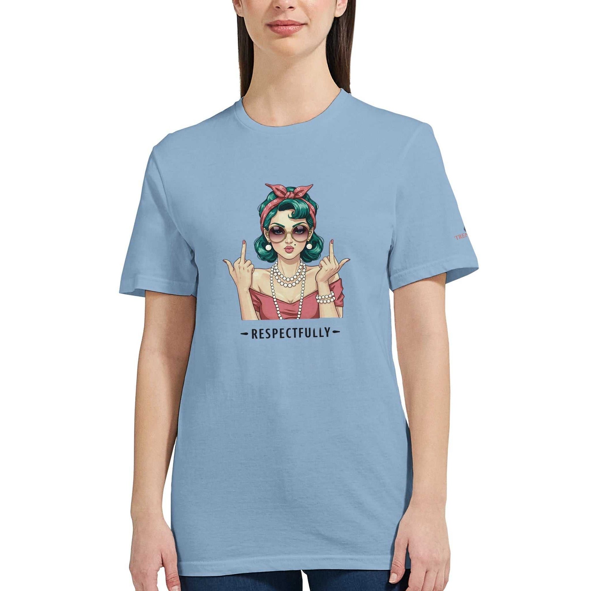Frau trägt klassisches T-Shirt Respectfully in hellblau mit farbigem Retro-Druck und kurzem Arm