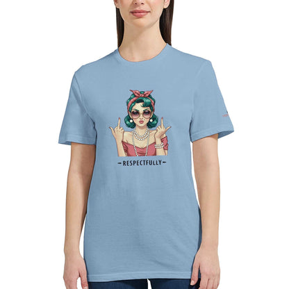 Frau trägt klassisches T-Shirt Respectfully in hellblau mit farbigem Retro-Druck und kurzem Arm