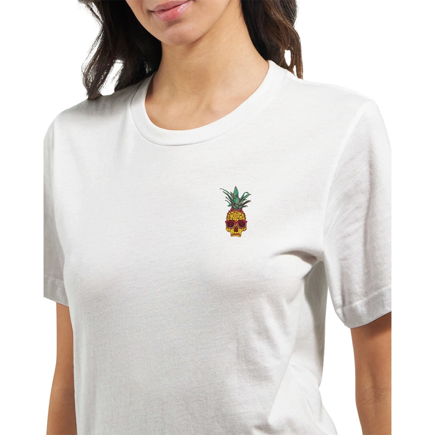 weißes spritziges sommer t-shirt mit kleinem totenkopf-ananas-print, unisex, aus 100% airlume-baumwolle, weich und langlebig.