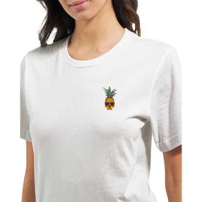 Weißes spritziges Sommer T-Shirt mit kleinem Totenkopf-Ananas-Print, Unisex, aus 100% Airlume-Baumwolle, weich und langlebig.