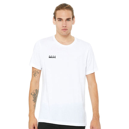 Junger Mann trägt weißes Willys Jeep T-Shirt mit kleinem Vintage-Logo für Offroad-Fans