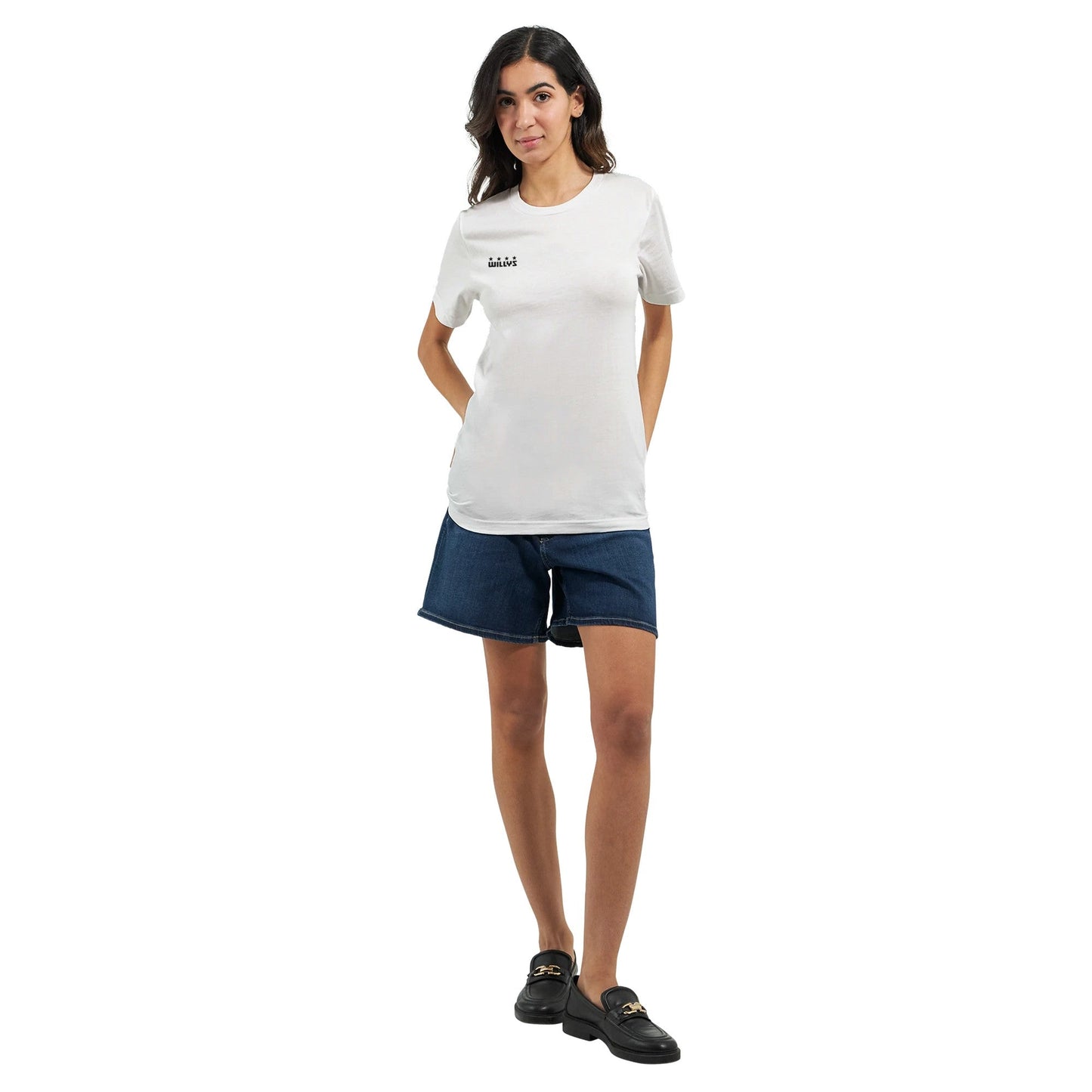 frau trägt weißes willys jeep t-shirt im vintage-stil mit jeansshorts und schwarzen schuhen, lässiges outfit für offroad-enthusiasten.
