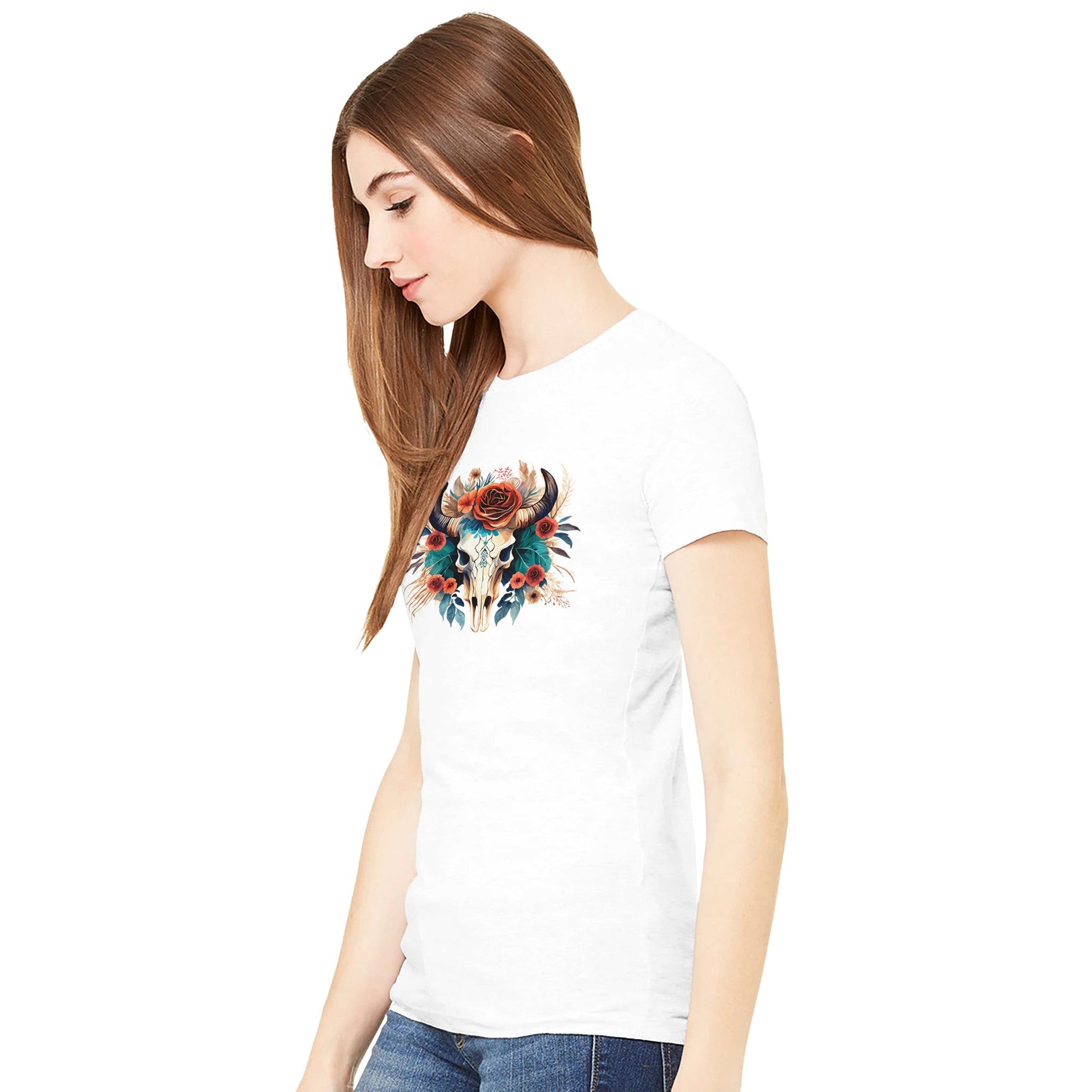 Frau trägt weißes Premium Texas Flower T-Shirt mit Blumen- und Schädelmotiv, taillierte Passform und kurze Ärmel