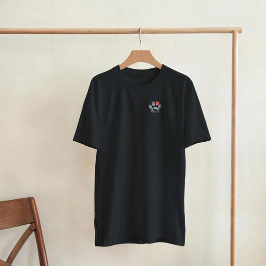Schwarzes Hund Liebhaber T-Shirt aus hochwertiger Baumwolle mit klassischer Passform und Pfotenmotiv vorne links.