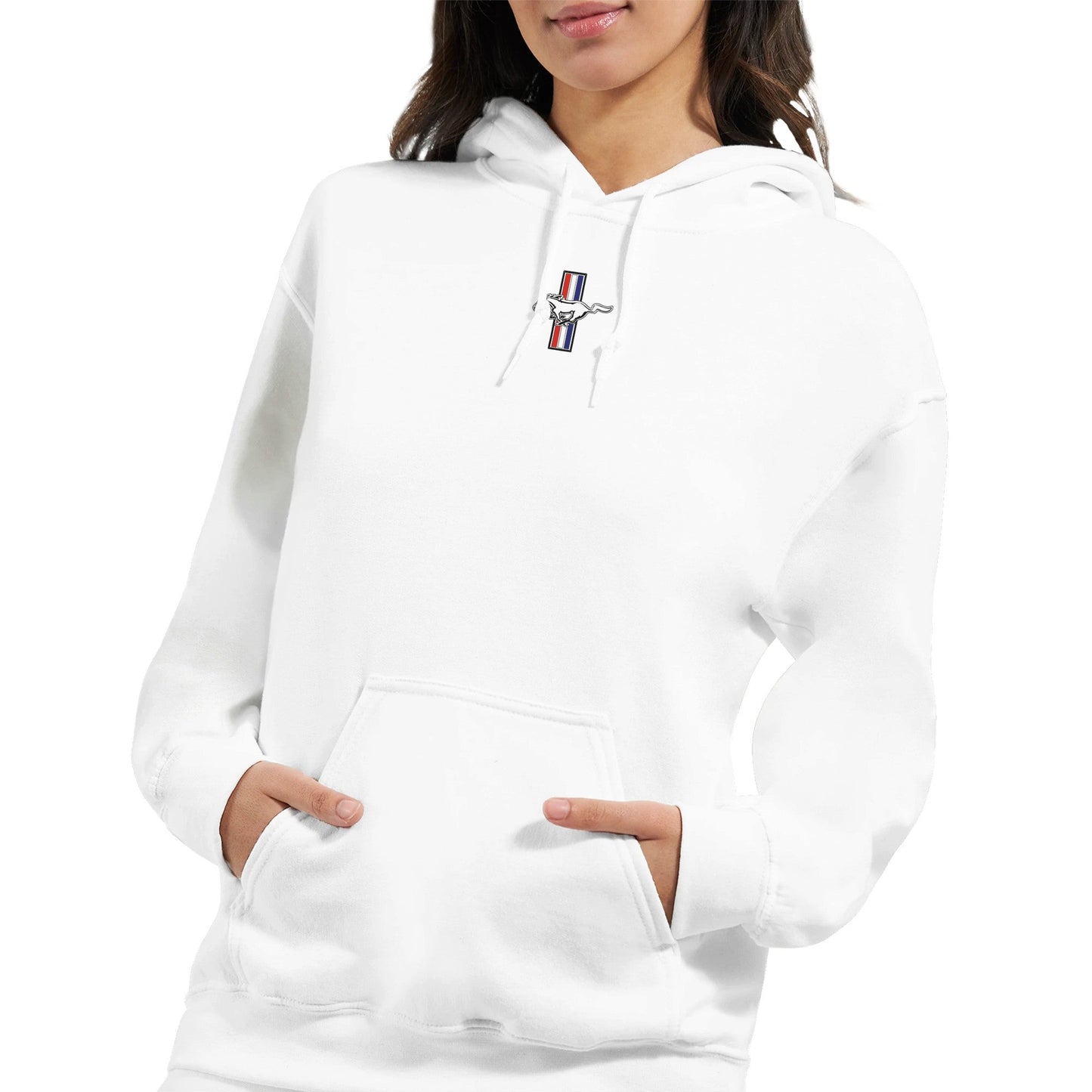 weißer ford mustang fan hoodie aus baumwoll-polyester-mischgewebe mit mustang-logo auf der brust, gemütlicher kapuzenpullover für auto-enthusiasten.
