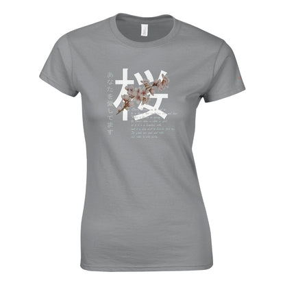Damen T-Shirt Kirschblüten Träume mit Kirschblütenmotiv und japanischen Schriftzeichen, graues Baumwoll-Crewneck-Shirt.