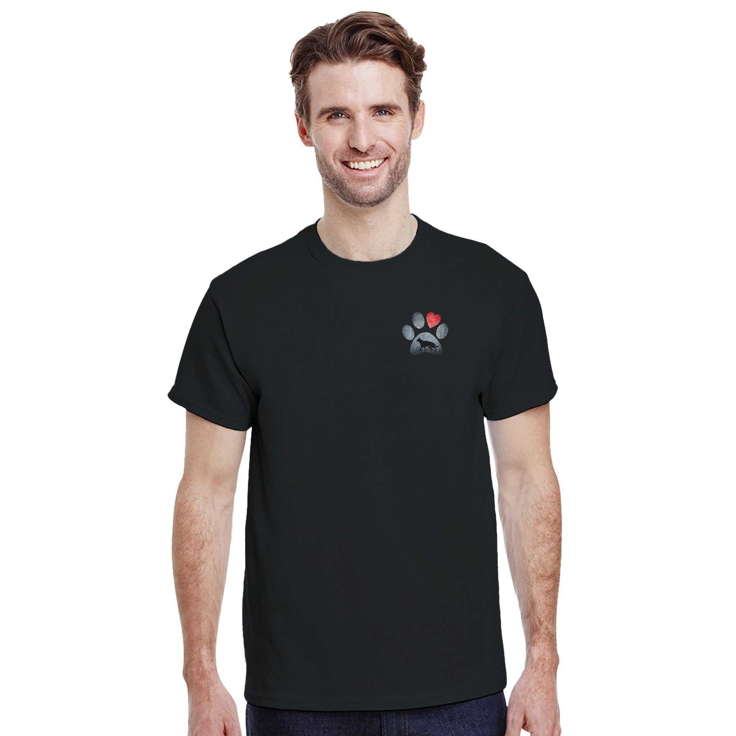 mann trägt schwarzes hund liebhaber t-shirt mit klassischer passform und herz-pfoten-design