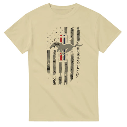 Beige Horse American T-Shirt Unisex mit stylisiertem Pferde- und US-Flaggen-Design, 100% Baumwolle, robuster Alltags-Look