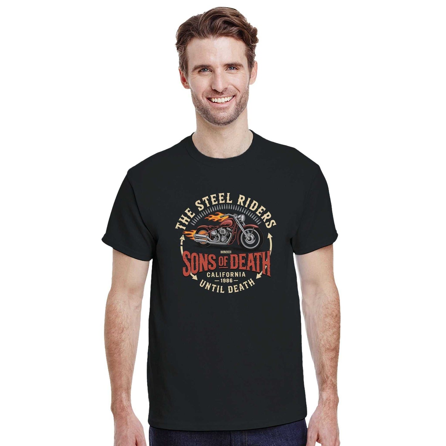 mann trägt schwarzes biker t-shirt aus schwerer baumwolle mit "sons of death" motorrad-design vorne