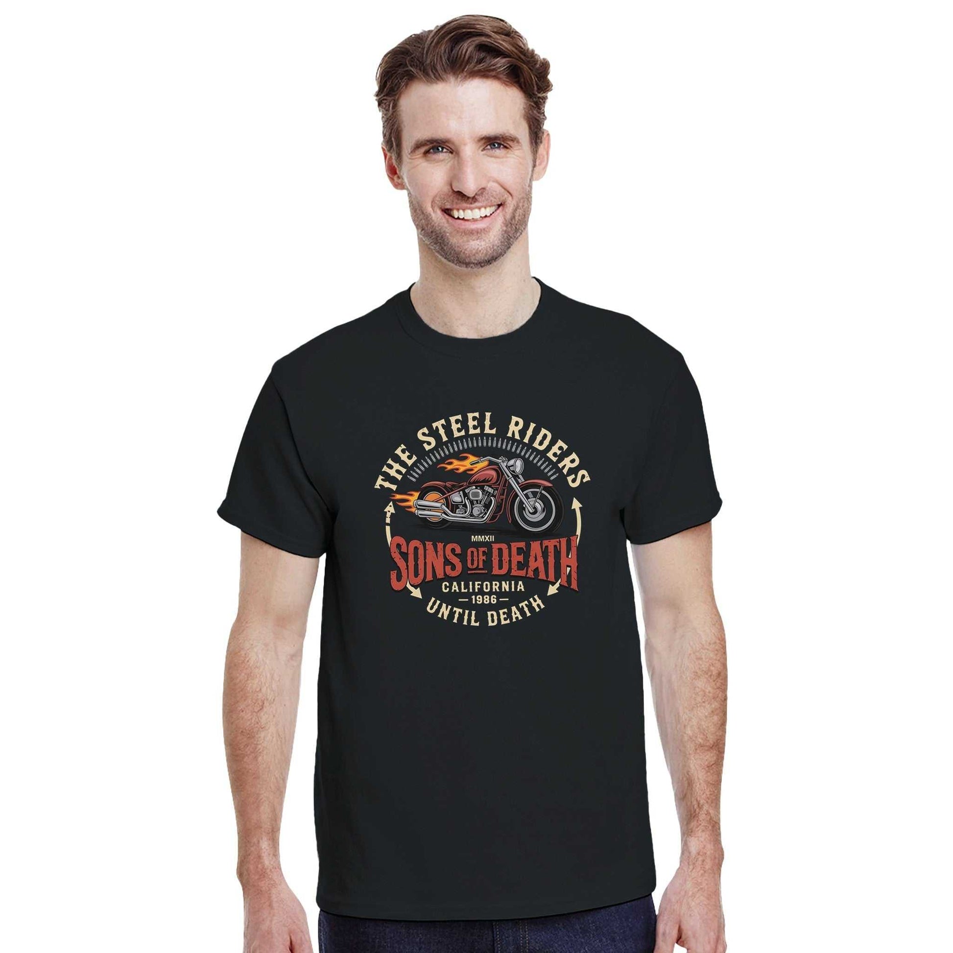 Mann trägt schwarzes Biker T-Shirt aus schwerer Baumwolle mit "Sons of Death" Motorrad-Design vorne