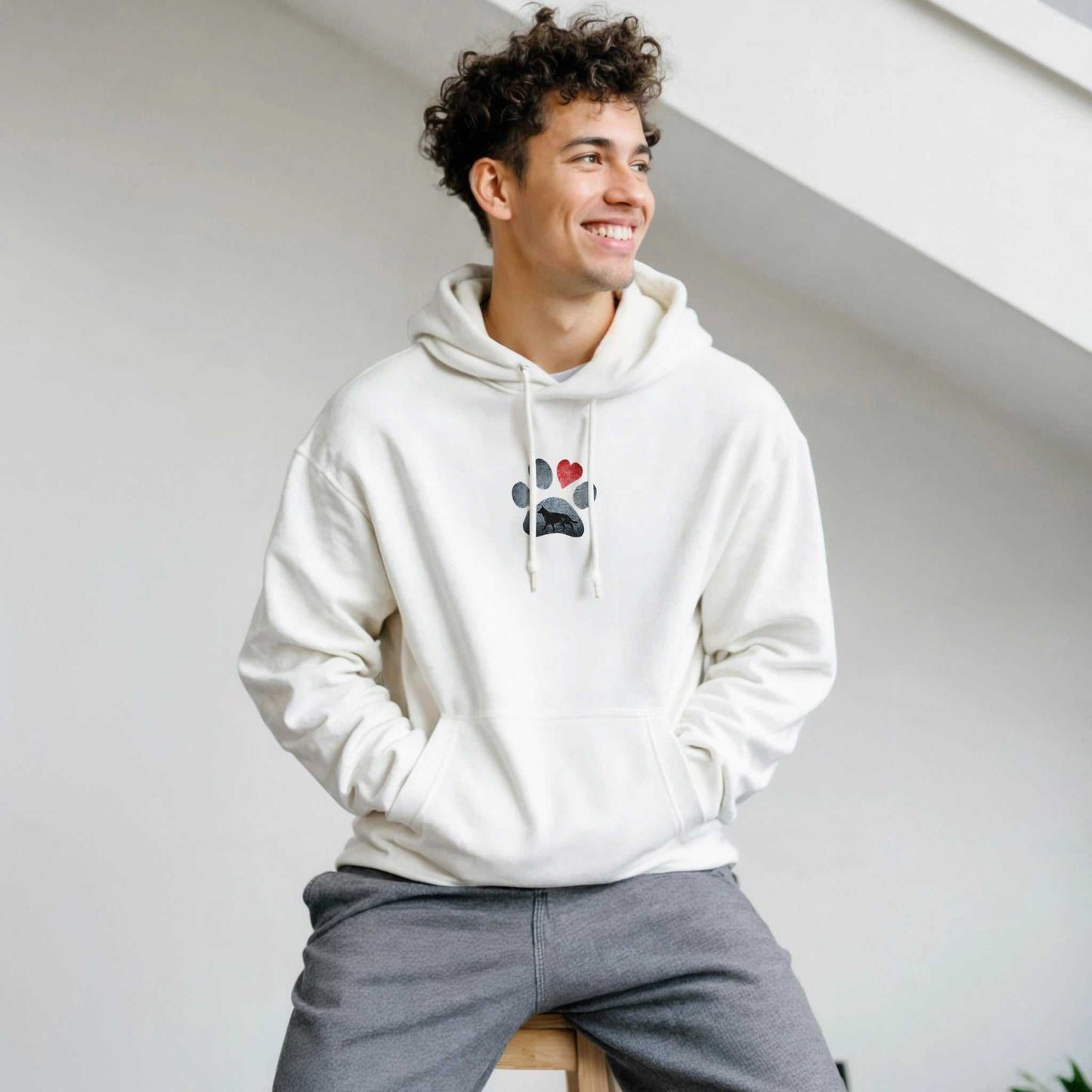 mann trägt weißen hunde liebhaber hoodie mit pfoten- und herzdesign, gemütlicher kapuzenpullover aus baumwoll-polyester-mischgewebe