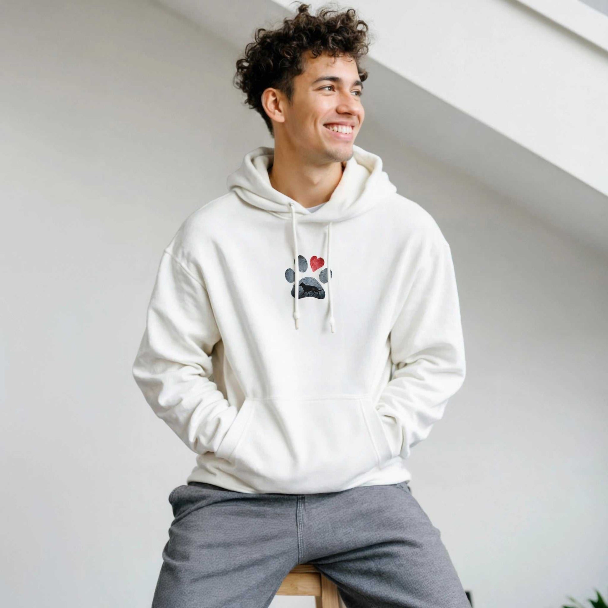 Mann trägt weißen Hunde Liebhaber Hoodie mit Pfoten- und Herzdesign, gemütlicher Kapuzenpullover aus Baumwoll-Polyester-Mischgewebe