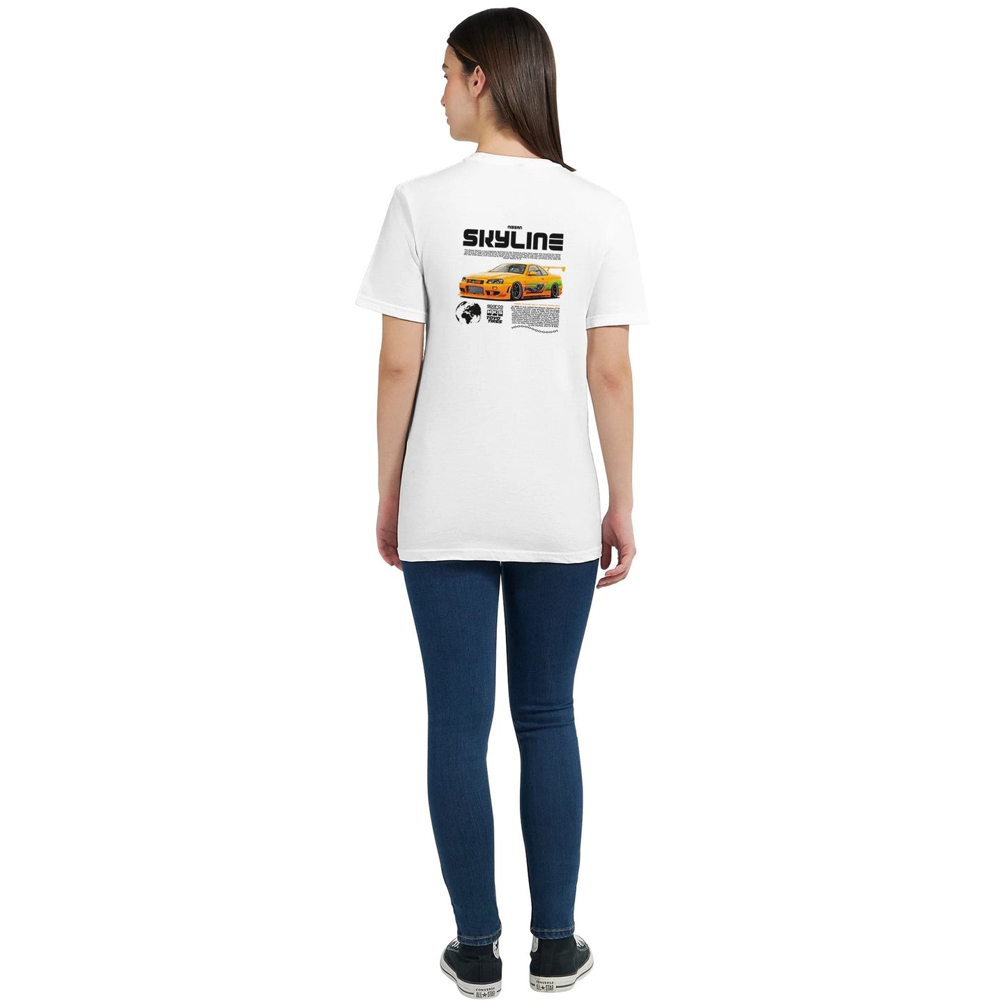 frau trägt klassisches weißes t-shirt mit nissan skyline auto-motiv auf der rückseite, halbtailliert, aus 100 % baumwolle.