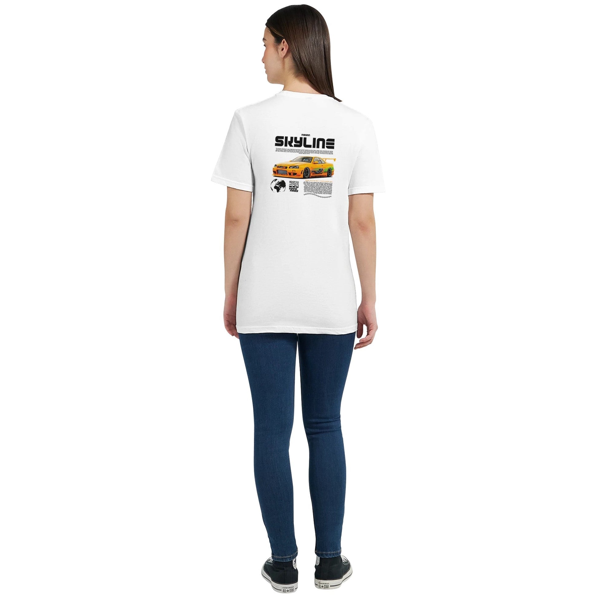 Frau trägt klassisches weißes T-Shirt mit Nissan Skyline Auto-Motiv auf der Rückseite, halbtailliert, aus 100 % Baumwolle.