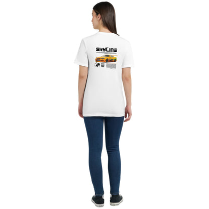 Frau trägt klassisches weißes T-Shirt mit Nissan Skyline Auto-Motiv auf der Rückseite, halbtailliert, aus 100 % Baumwolle.