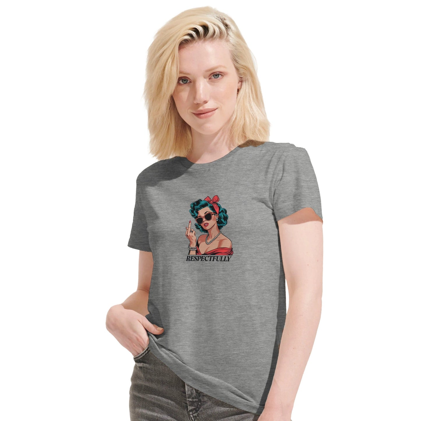 frau trägt graues recycled t-shirt mit lustigem mittelfinger-design und nachhaltigem materialmix