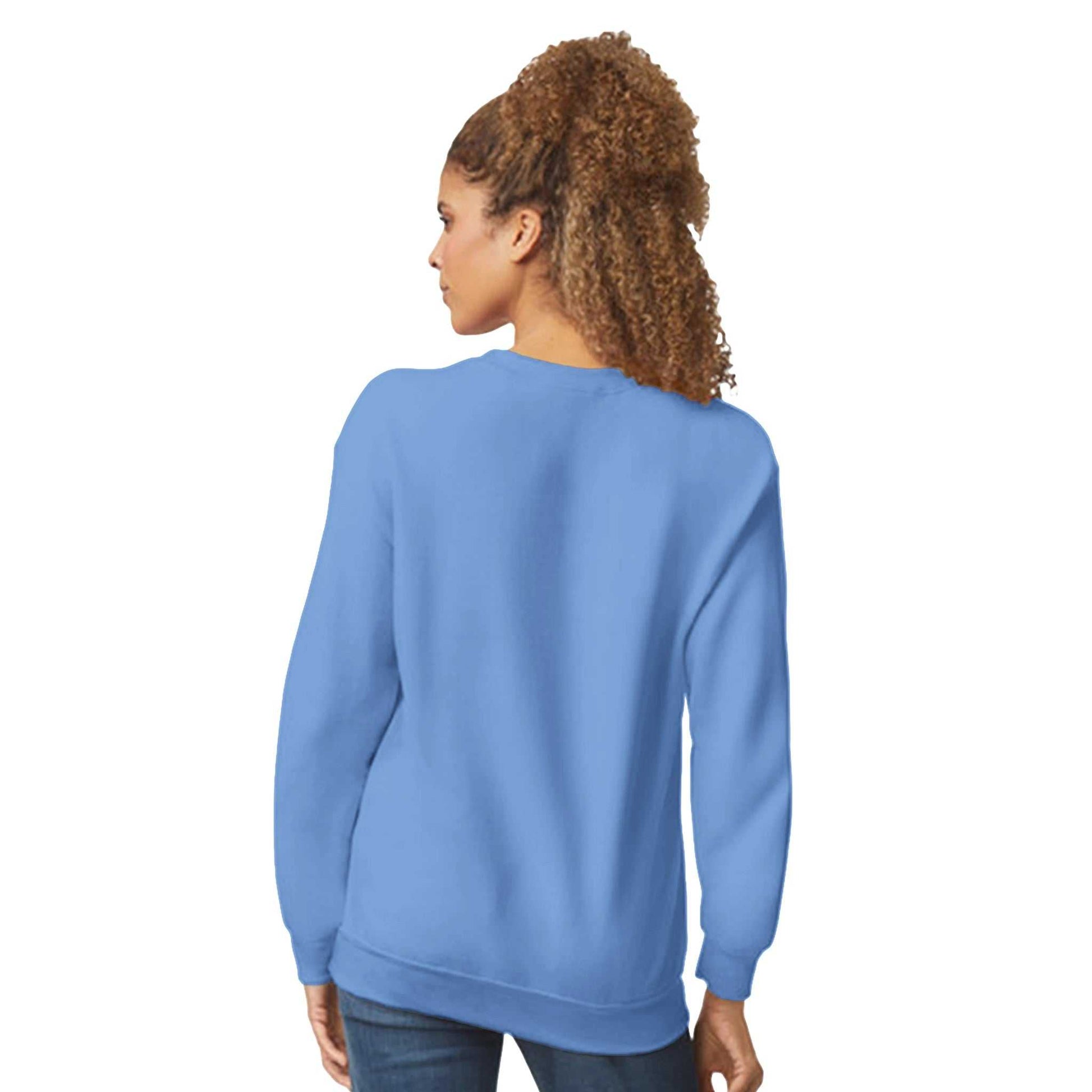 Frau trägt blauen Sweatshirt Entspannungs Pullover aus Baumwollpoly-Mischung, Rückansicht