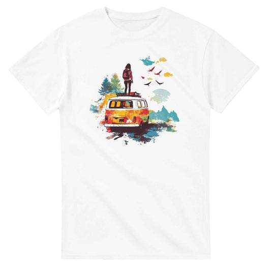 Weißes T-Shirt mit sommerlichem Camping-Motiv, ideal für Outdoor-Abenteurer und Caravan-Liebhaber, aus 100% Baumwolle.