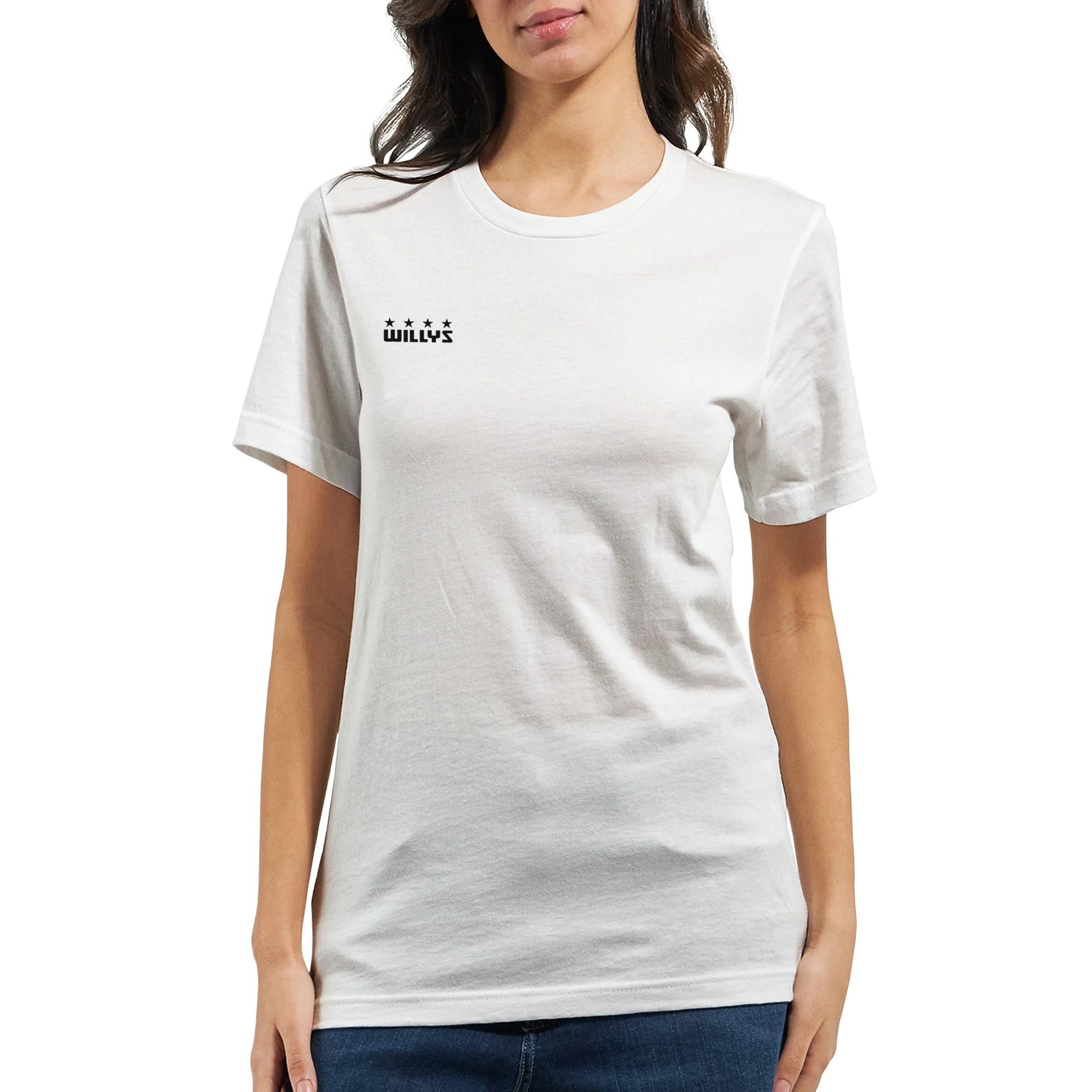 Damen trägt weißes Willys Jeep T-Shirt im Vintage-Stil mit kleinem Logo vorne links, aus weichem Baumwollstoff, lässig geschnitten.