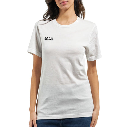 Damen trägt weißes Willys Jeep T-Shirt im Vintage-Stil mit kleinem Logo vorne links, aus weichem Baumwollstoff, lässig geschnitten.