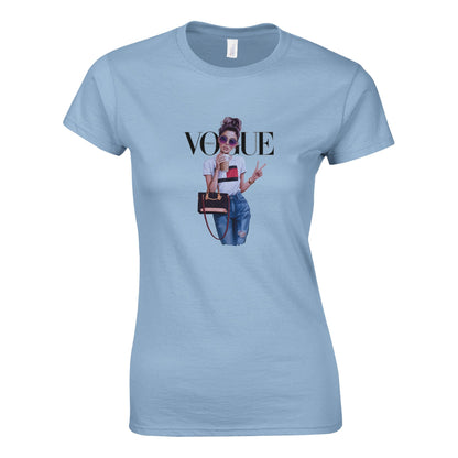 Figurbetontes Vogue Style Damen T-Shirt aus 100% Baumwolle mit modischem Print und umweltfreundlicher Produktion