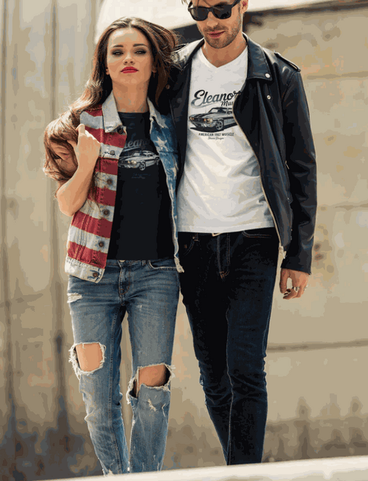 Mann und Frau tragen Eleanor Mustang Auto T-Shirts in Schwarz und Weiß mit Unisex-Passform und Autodesign.