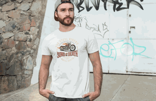 weißes biker t-shirt aus schwerer baumwolle mit motorrad-design getragen von mann vor urbanem hintergrund