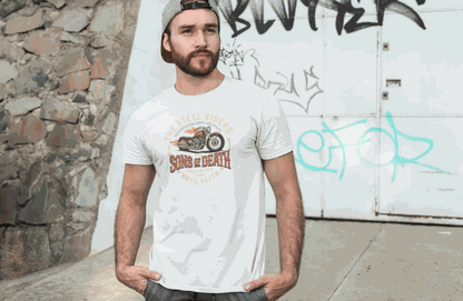 weißes Biker T-Shirt aus schwerer Baumwolle mit Motorrad-Design getragen von Mann vor urbanem Hintergrund
