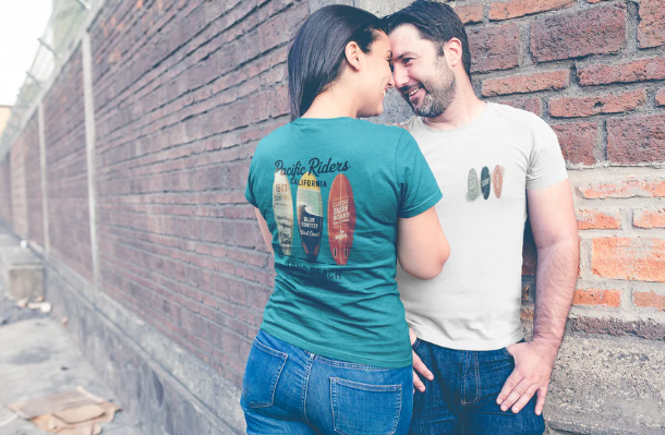 Premium Surfer T-Shirt aus weicher Baumwolle mit Surfbrett-Print, ideal für Sommer und Strandpartys, Unisex-Passform.