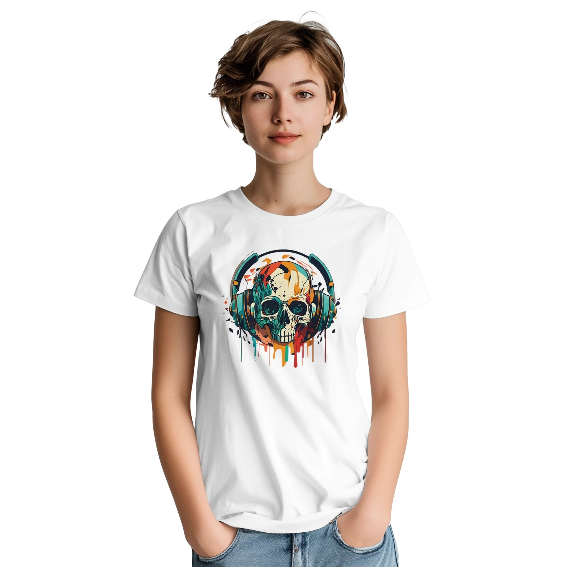 Frau trägt weißes Party Sommer Musik T-Shirt mit buntem Totenkopf und Kopfhörer Design, 100% Baumwolle, klassische Passform.