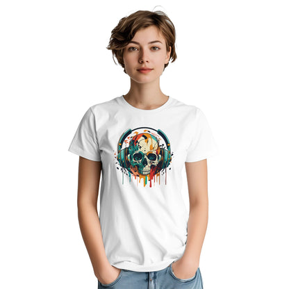 Frau trägt weißes Party Sommer Musik T-Shirt mit buntem Totenkopf und Kopfhörer Design, 100% Baumwolle, klassische Passform.