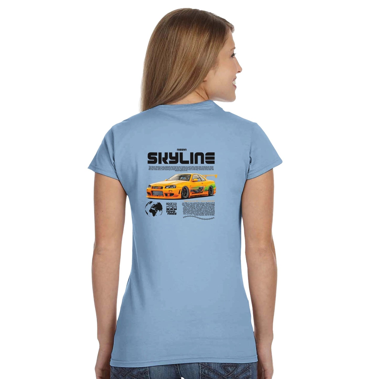 frau trägt klassisches t-shirt nissan skyline aus 100% baumwolle mit halbtailliertem schnitt und skyline-autodesign auf dem rücken, hellblau.