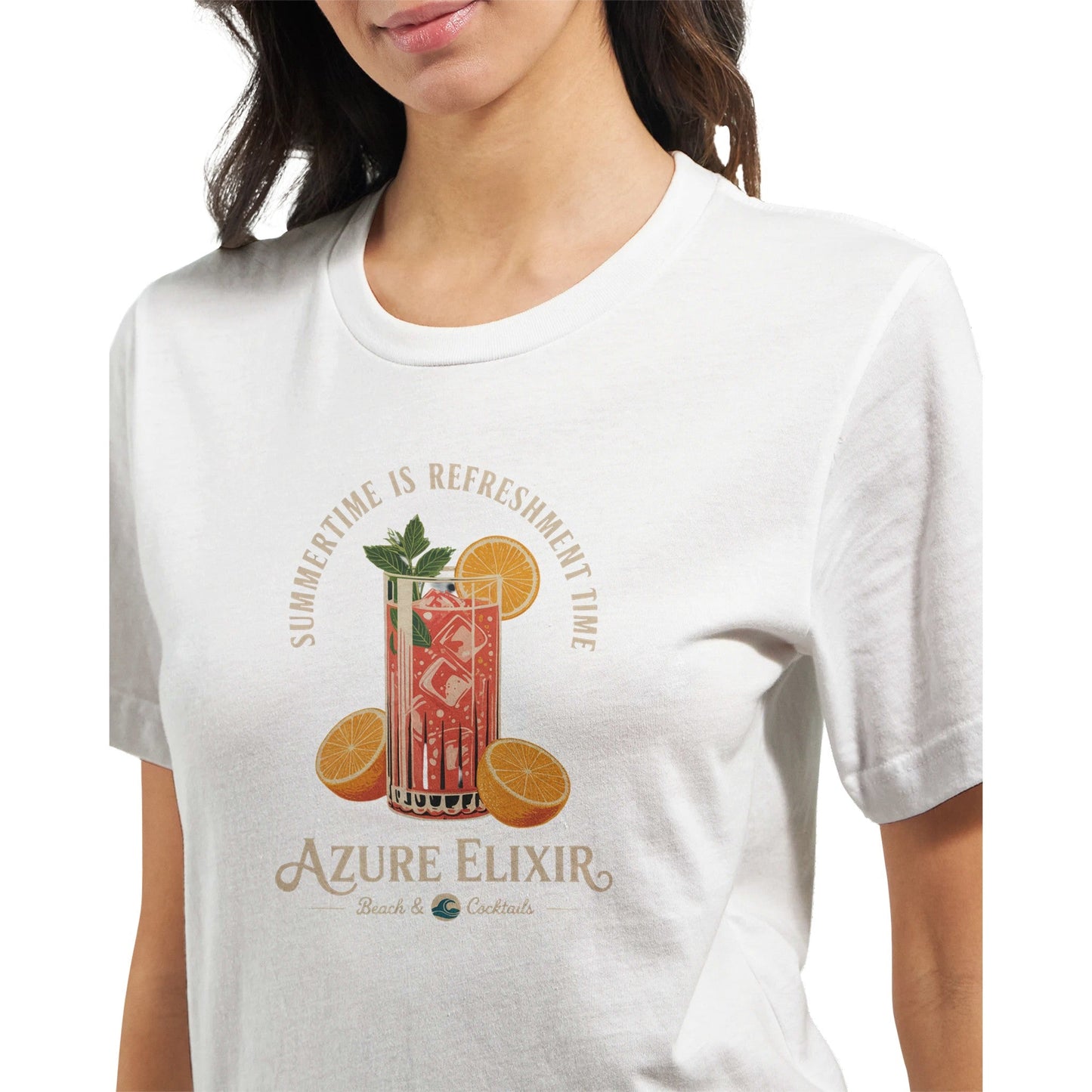 sommer t-shirt aus weicher baumwolle mit sommerlichem cocktail-print, unisex und körperbetont geschnitten.