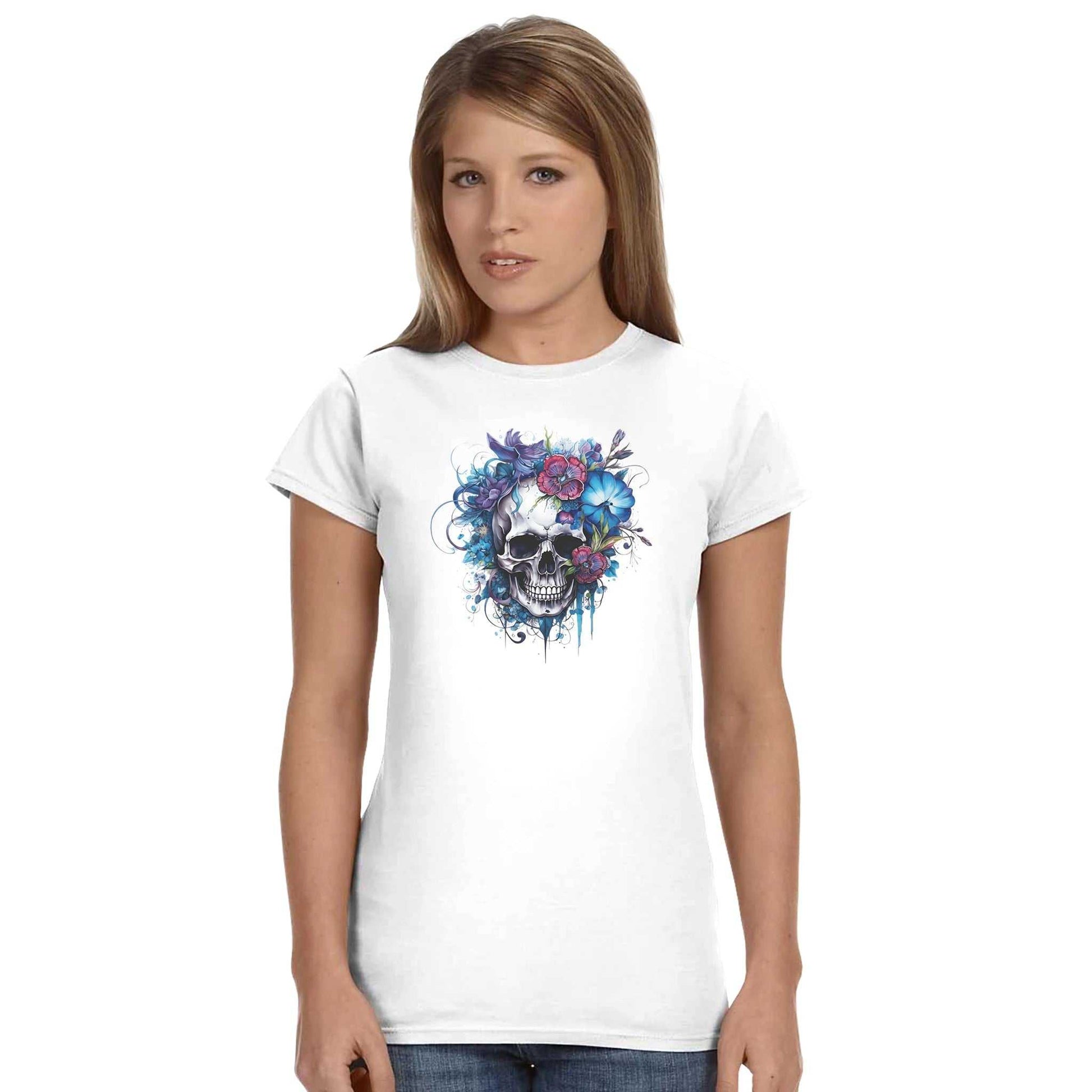 Damen-T-Shirt mit halbtailliertem Schnitt und Skull Flower Motiv aus 100% ringgesponnener Baumwolle, weiß, nachhaltig produziert.