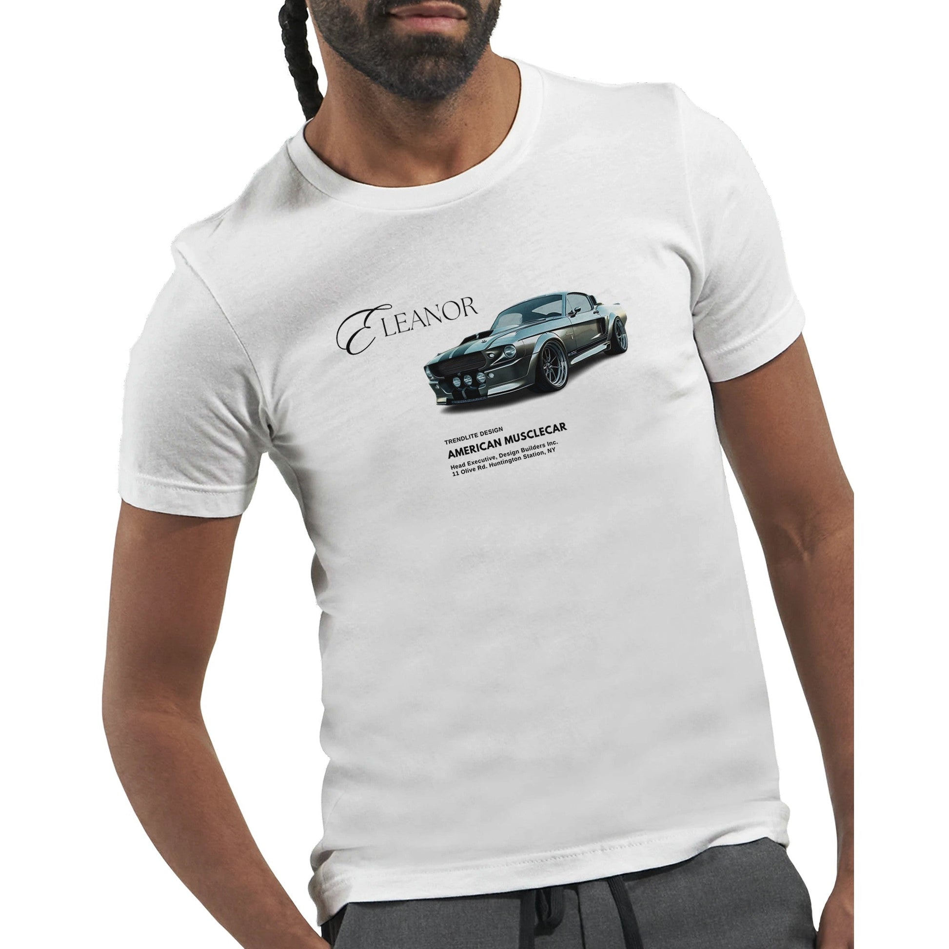 Mann trägt weißes Eleanor Lieblings T-Shirt mit American Musclecar Aufdruck, unisex Sommer Shirt aus 100% Baumwolle