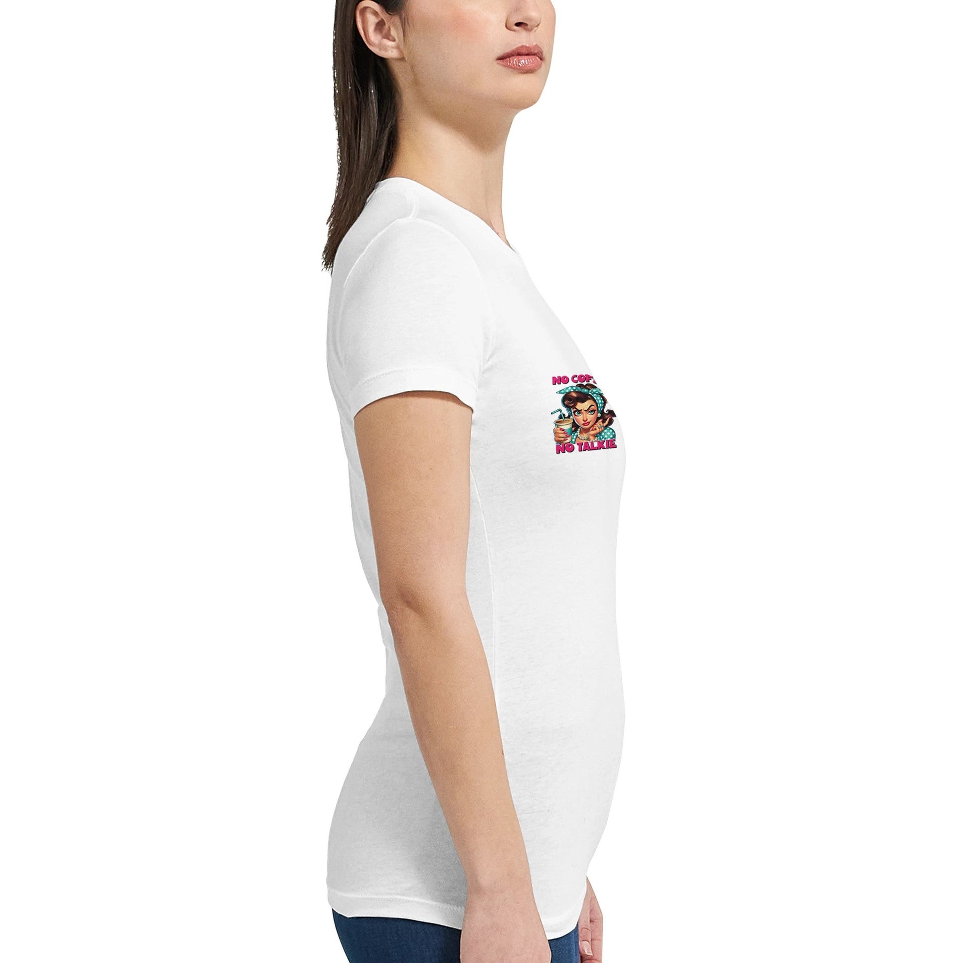 Seitliches Bild eines weißen Premium Damen Crewneck T-Shirts mit kurzem Arm und kleinem buntem Druck auf der Brust, slim Fit und hoher Tragekomfort