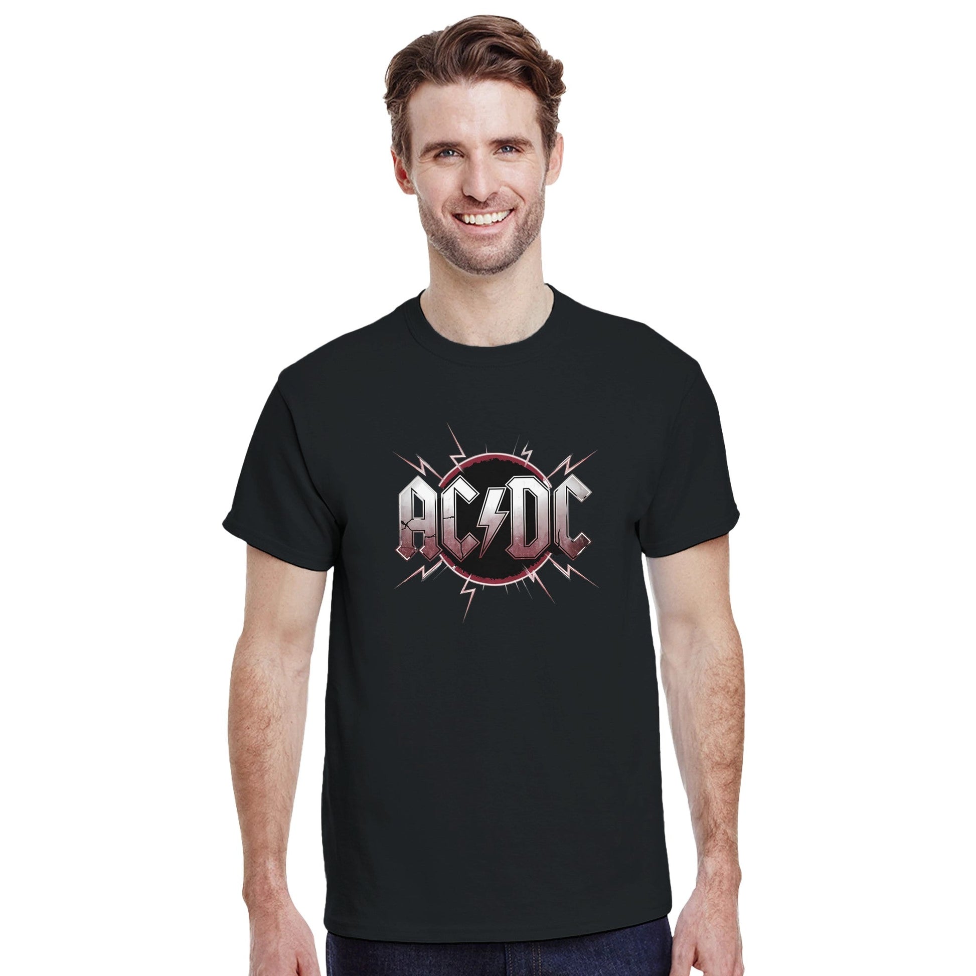 Mann trägt schwarzes AC DC T-Shirt aus schwerer Baumwolle mit klassischem Fit und Bandlogo auf der Brust.