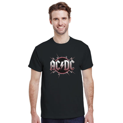 Mann trägt schwarzes AC DC T-Shirt aus schwerer Baumwolle mit klassischem Fit und Bandlogo auf der Brust.