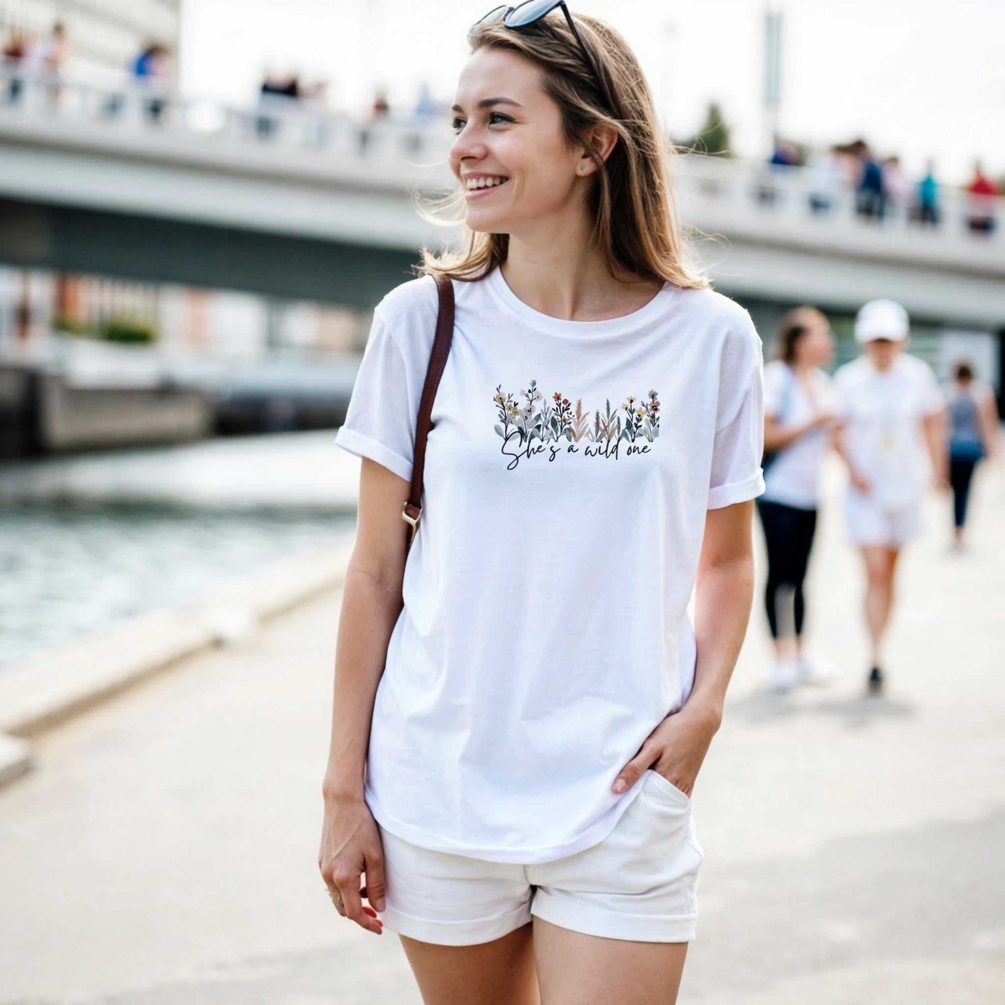 selbstbewusstes damen-t-shirt aus 100% baumwolle mit floralem print und femininer passform