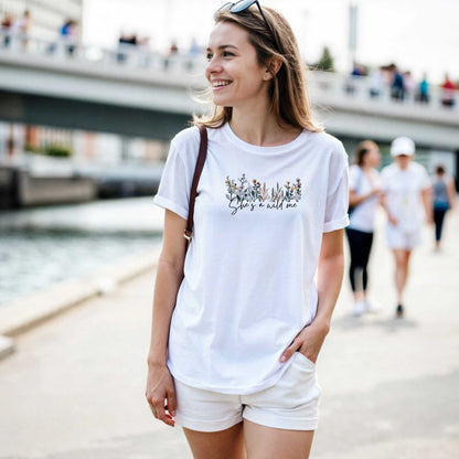 Selbstbewusstes Damen-T-Shirt aus 100% Baumwolle mit floralem Print und femininer Passform