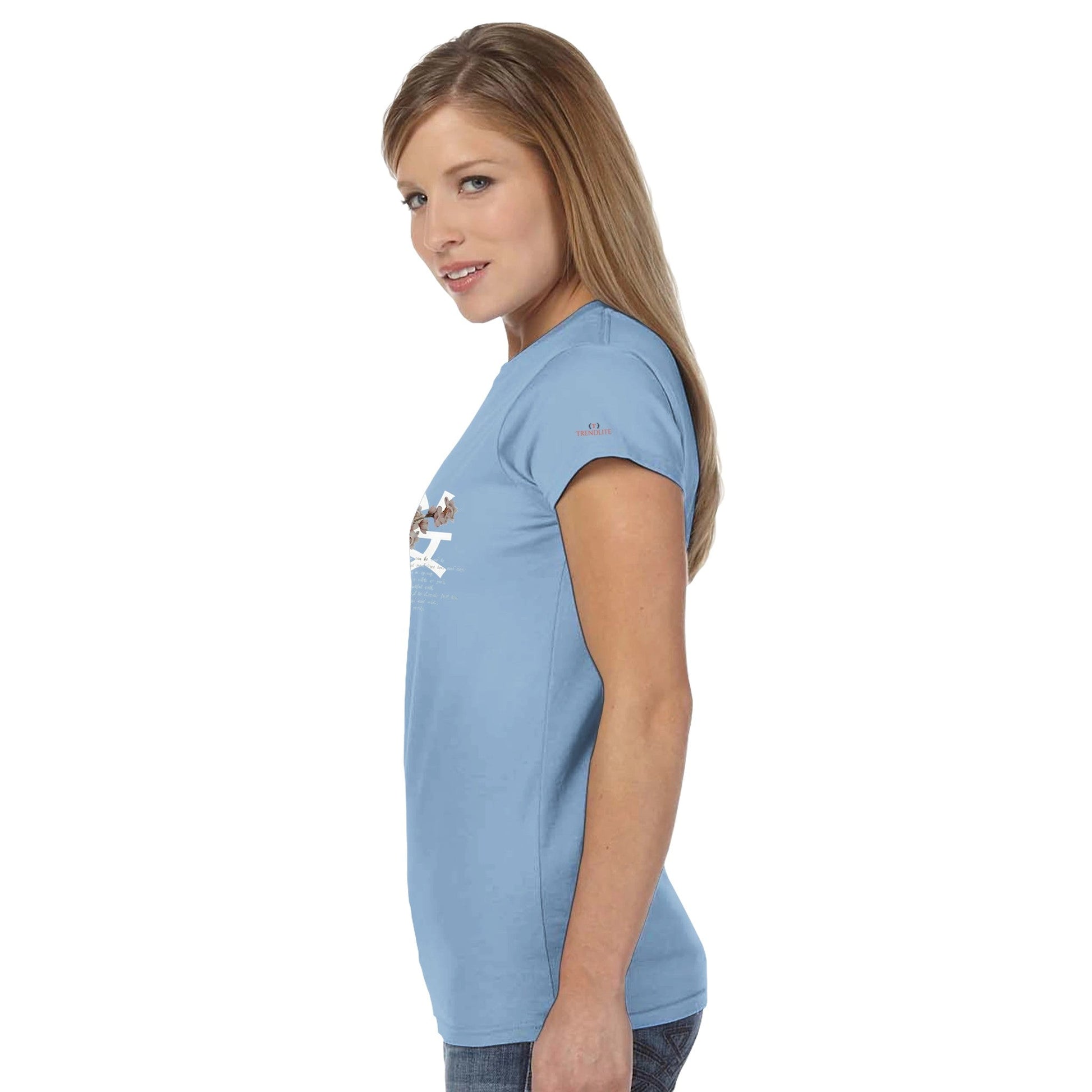 Damen Crewneck T-Shirt in Blau mit Kirschblüten Träume Motiv, bequem und aus weicher Baumwolle.