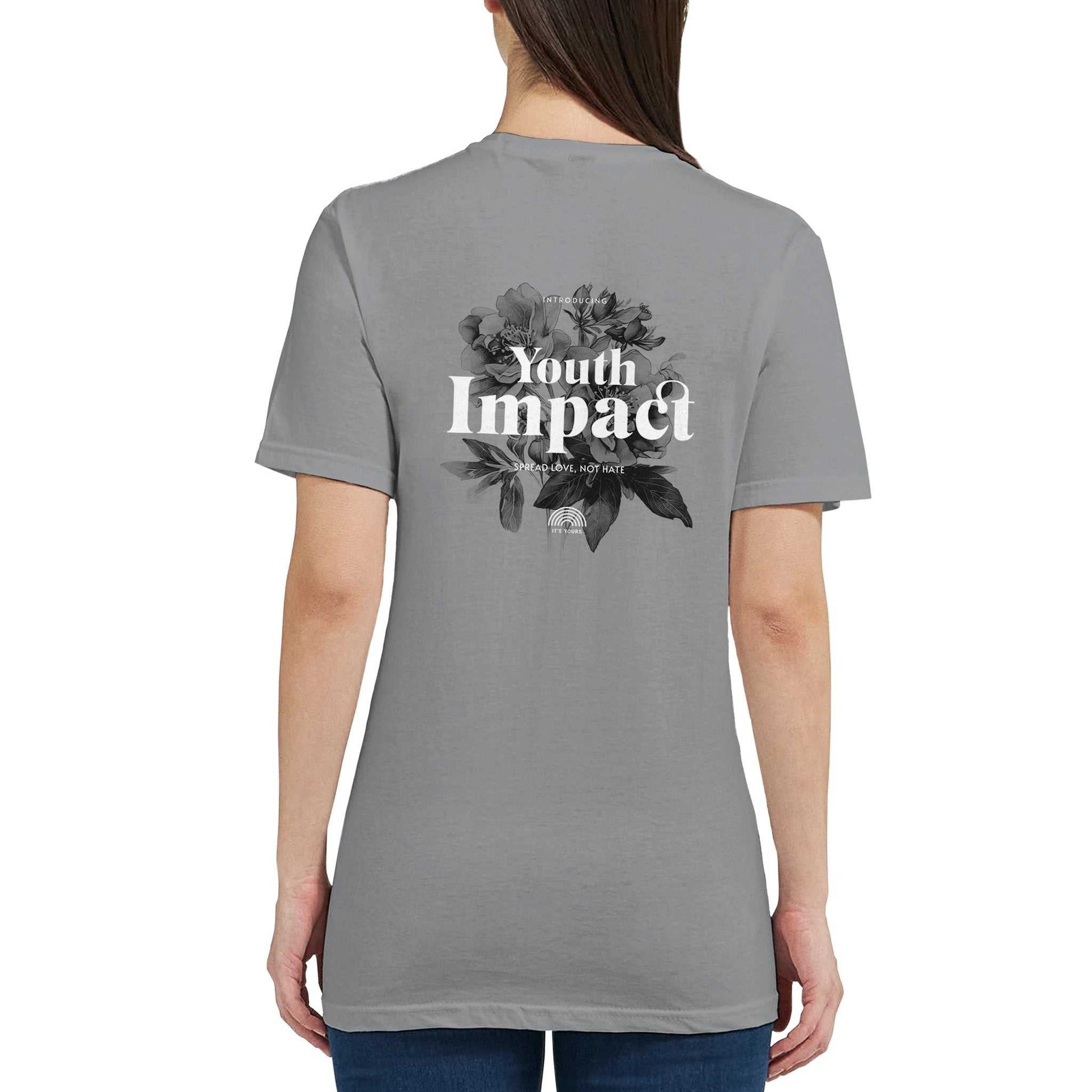Gildan® 64000L Women's T-Shirt in Grau mit Aufdruck "Youth Impact" und floralen Design auf der Rückseite, halbengeschnittenes Streetwear-Crewneck-Shirt aus 100% ringgesponnener Baumwolle.