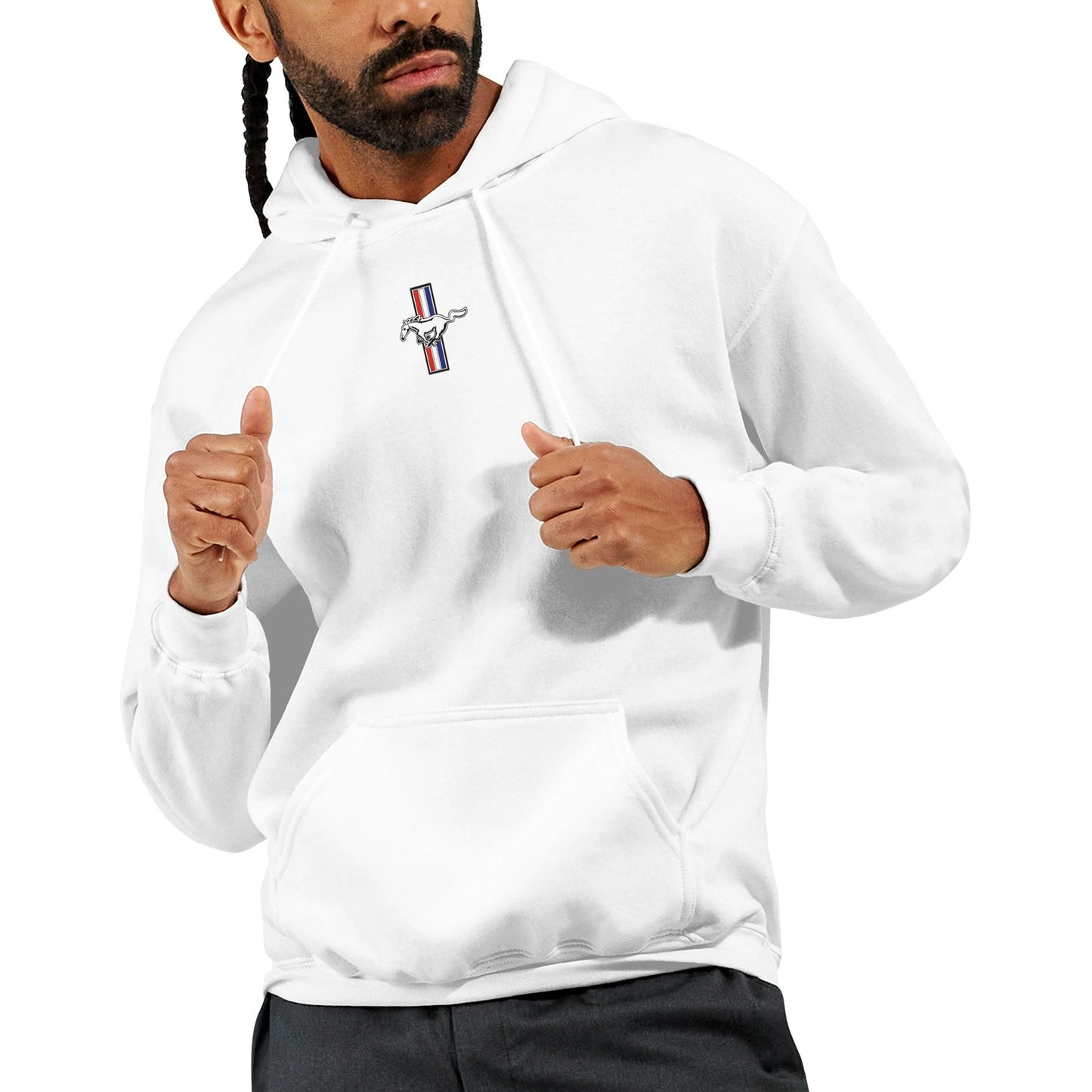 weißer ford mustang fan hoodie aus weichem baumwoll-polyester-mix mit kapuze und mustang-logo, ideal für auto-enthusiasten.