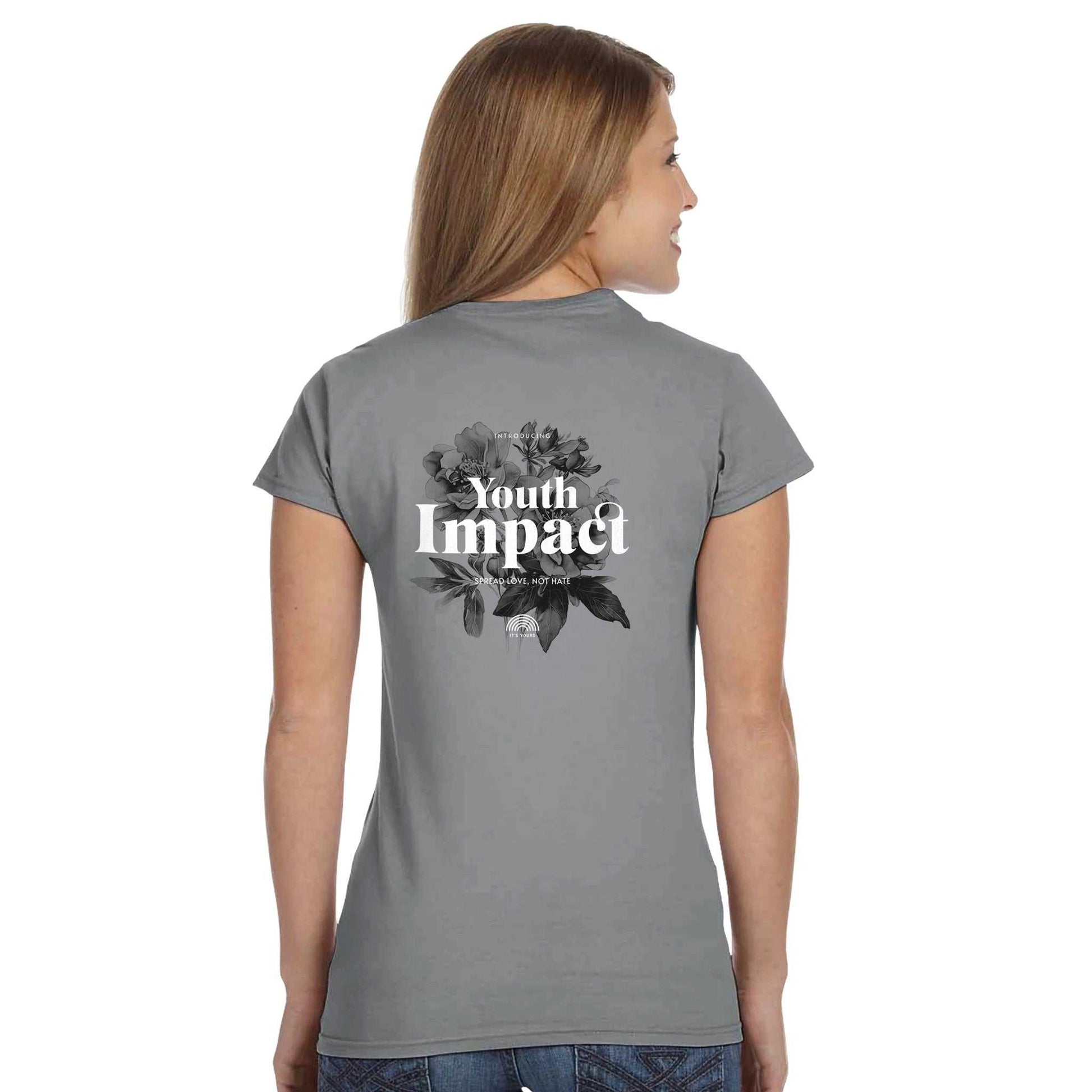 Gildan® 64000L Damen T-Shirt in Grau mit "Youth Impact" und Blumenmotiv auf der Rückseite, bequem und nachhaltig