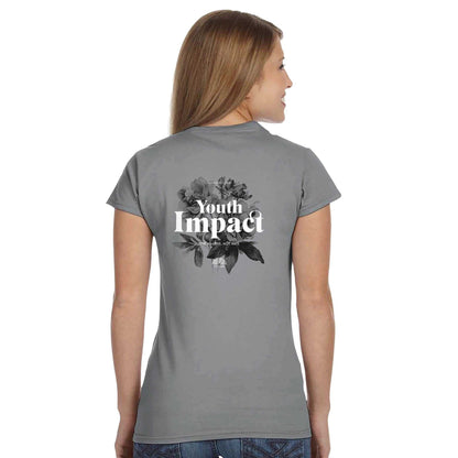 Gildan® 64000L Damen T-Shirt in Grau mit "Youth Impact" und Blumenmotiv auf der Rückseite, bequem und nachhaltig