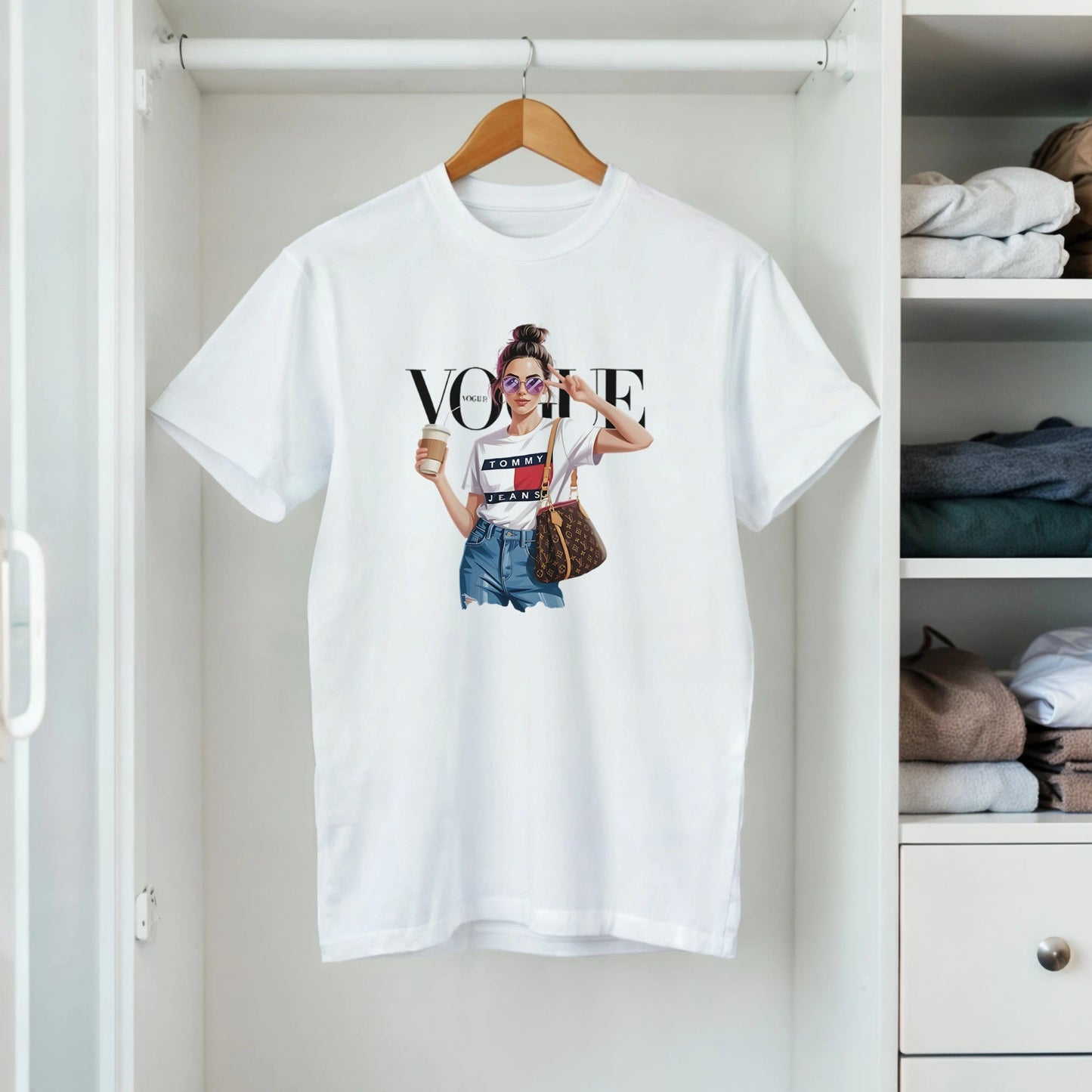 weißes vogue t-shirt aus 100% baumwolle mit modischem damenprint, halbtaillierter passform und hohem tragekomfort