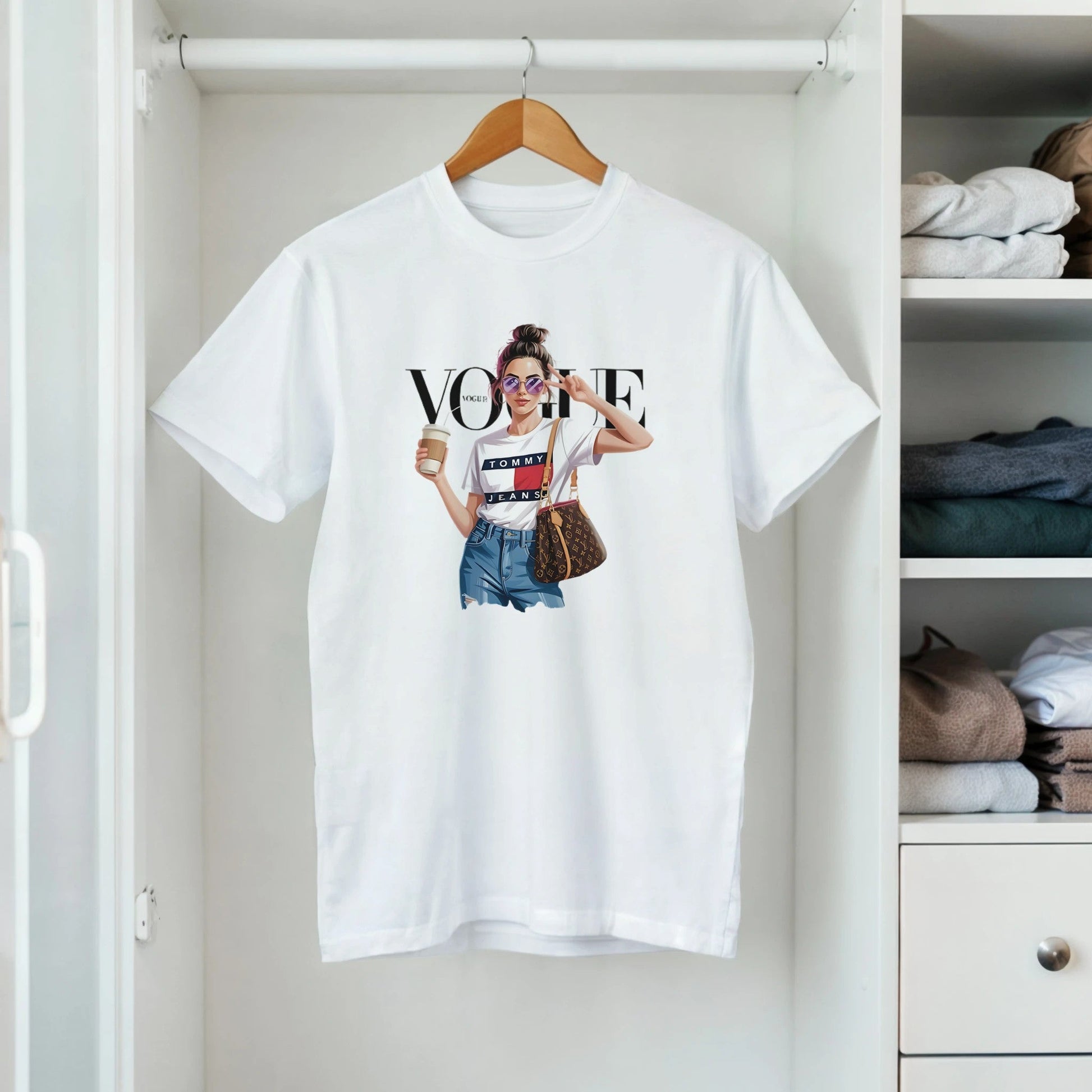 Weißes Vogue T-Shirt aus 100% Baumwolle mit modischem Damenprint, halbtaillierter Passform und hohem Tragekomfort