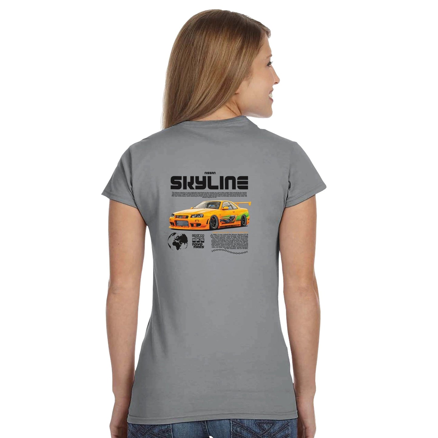 frau trägt klassisches graues t-shirt mit nissan skyline autoaufdruck auf dem rücken