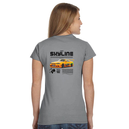 Frau trägt klassisches graues T-Shirt mit Nissan Skyline Autoaufdruck auf dem Rücken